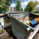 Spuren eines Feuers sind an einem Altpapiercontainer in Kamen zu sehen.