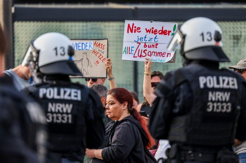 Im Zuge einer Demonstration aus dem linken Lager zeigen Teilnehmer Plakate mit der Aufschrift 