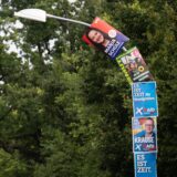 Wahlplakate der SPD, der Grünen und der AfD hängen in einem Bogen an Straßenlaternen. Am 22. September findet die Landtagswahl in Brandenburg statt.