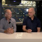 Fußball-Legende Rüdiger Abramczik und der „Vater der Knappenschmiede“ Bodo Menze in Legenden-Talk.