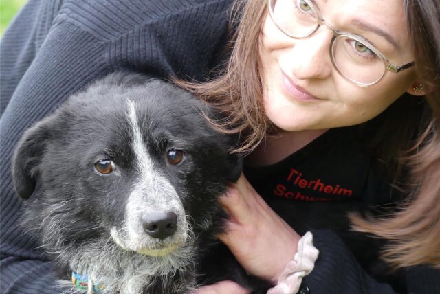 Anna Sonntag vom Tierheim Schwerte umarmt einen Hund.