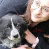 Anna Sonntag vom Tierheim Schwerte umarmt einen Hund.