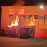 Ein brennender Container steht auf dem Gelände der SKE GmbH im Hemsack in Kamen.