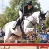 Marie Ligges nahm beim Sommerturnier Ehringhausen 2024 auf Ballerina NRW am großen S*-Springen teil. Hier springen die beiden über ein Hindernis.