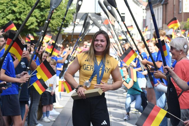 Jule Hake beim Empfang auf dem Lüner Marktplatz.