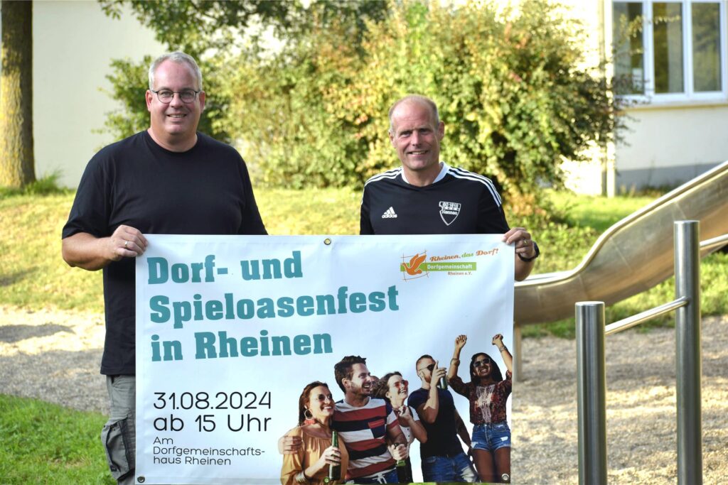 Florian Angelkorte (l.) und Andreas Schlemmer (r.) halten ein Plakat zum Spieloasenfest 2024 in Rheinen hoch. Florian Angelkorte (l.) und Andreas Schlemmer (r.) halten ein Plakat zum Spieloasenfest 2024 in Rheinen hoch.