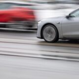 Zwei Autos fahren schnell.