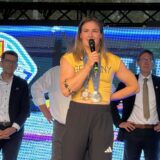 Eine Olympionikin auf einer Bühne.
