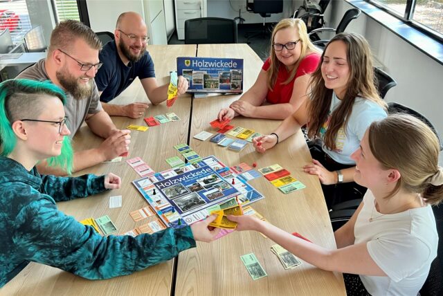 Bis zu sechs Spieler können das Holzwickede-Spiel spielen, lokale Geschäfte erwerben und sich mittels entsprechender Anteile gegenseitig das Spielgeld abnehmen.