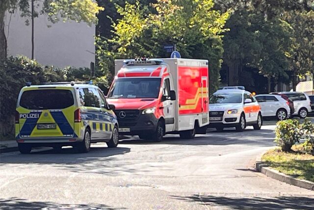 Auf der Josef-Ströthoff-Straße in Unna stehen Fahrzeuge von Polizei, Rettungsdienst und Notarzt