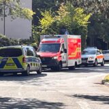 Auf der Josef-Ströthoff-Straße in Unna stehen Fahrzeuge von Polizei, Rettungsdienst und Notarzt