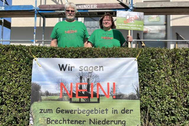 Sylvia Wahl, hier mit ihrem Mann Hartmut, hat die Plakate gegen die Pläne der Wirtschaftsförderung entworfen, in der Brechtener Niederung Gewerbe anzusiedeln.