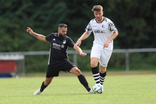 Firat Isikli (l.) von Eintracht Werne nimmt seinem Gegner den Ball von den Füßen.