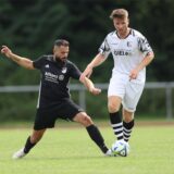 Firat Isikli (l.) von Eintracht Werne nimmt seinem Gegner den Ball von den Füßen.