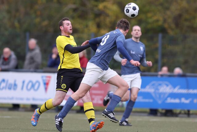 Ein Spieler vom Werner SC II köpft die Flanke auf einen SC-Capelle-Spieler weg.
