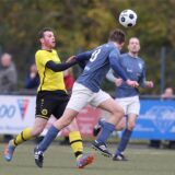 Ein Spieler vom Werner SC II köpft die Flanke auf einen SC-Capelle-Spieler weg.