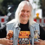 Reiner Barth mit auffälligem Look in Jeans-Weste, aus deren Taschen Stofftiere gucken.