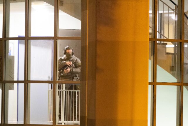Ein Beamter des SEK in dem Mehrfamilienhaus am Dorstfelder Hellweg
