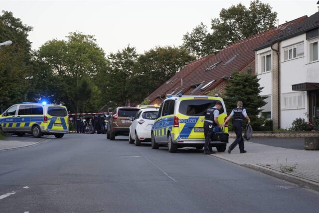 Polizeiwagen und Absperrband auf einer Straße in Recklinghausen.
