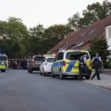 Polizeiwagen und Absperrband auf einer Straße in Recklinghausen.