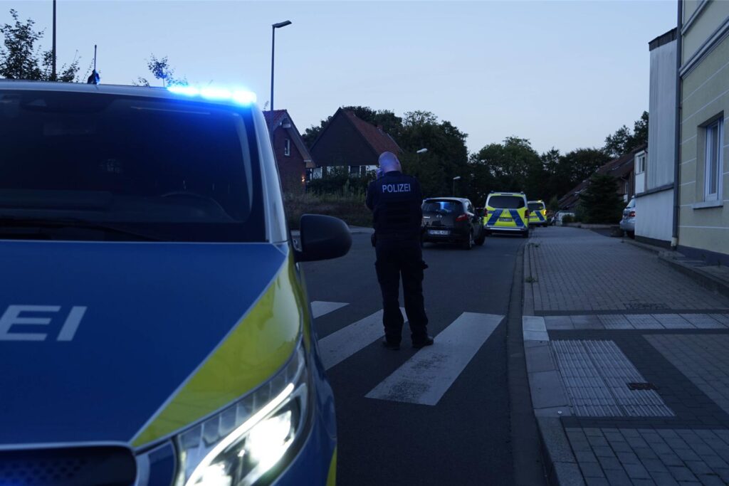 Polizeiwagen und Absperrband auf einer Straße in Recklinghausen.