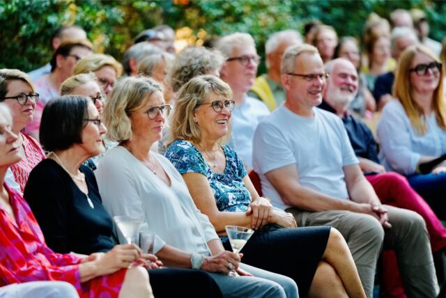 Bei bestem Wetter genossen die Gäste der Brennerei Krämer Klassik und Cocktails.