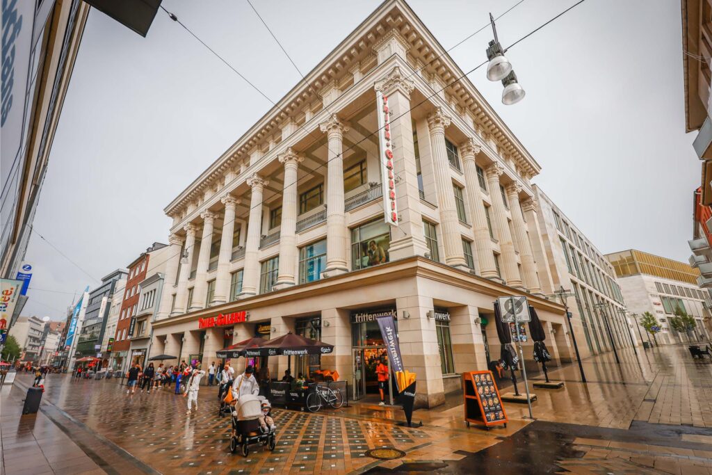 Blick vom Westenhellweg in Dortmund auf die Thier-Galerie. Blick vom Westenhellweg in Dortmund auf die Thier-Galerie.