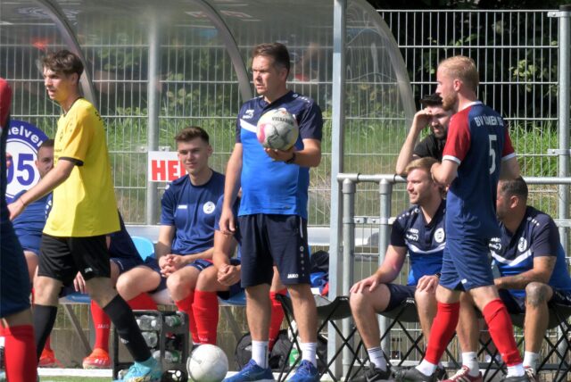 Stefan Urban hält einen Ball.