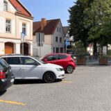 Die Bildmontage zeigt links Renate Nick (SPD), Vorsitzende des Bauausschusses in Unna und rechts den Parkplatz an der Schulstraße.