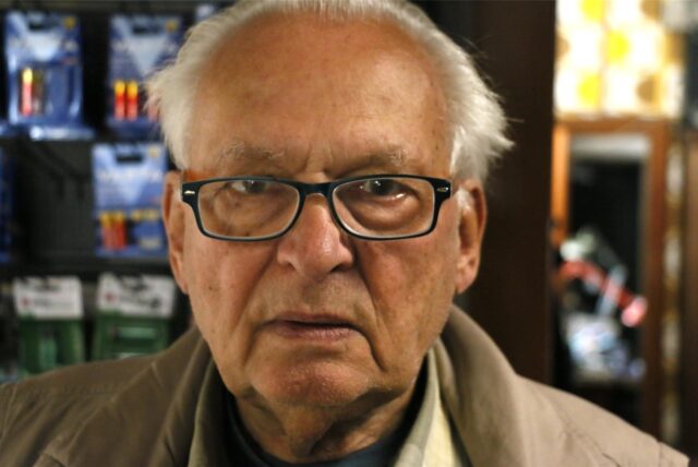 Porträt von Hartmut Schwaneberg aus Kamen. Ein älterer Mann mit kurzen grauen Haaren und Brille mit dunklem Gestell. Er schaut recht ernst in die Kamera.
