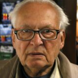 Porträt von Hartmut Schwaneberg aus Kamen. Ein älterer Mann mit kurzen grauen Haaren und Brille mit dunklem Gestell. Er schaut recht ernst in die Kamera.