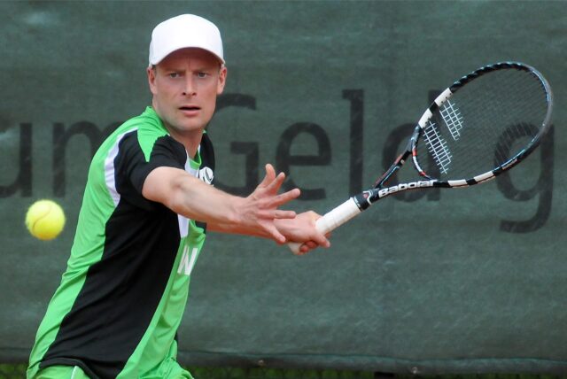 Andreas Thiveßen holt aus und hat den Ball im Blick.