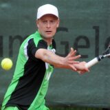 Andreas Thiveßen holt aus und hat den Ball im Blick.