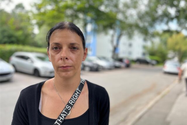 Stefanie Ünlü hilft ihrer Schwester Michaela Wagner nach dem Brand im Kinderzimmer in der Wohnung am Hutererweg in Lanstrop.