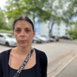 Stefanie Ünlü hilft ihrer Schwester Michaela Wagner nach dem Brand im Kinderzimmer in der Wohnung am Hutererweg in Lanstrop.
