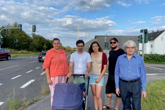 Sie wollen eine sichere Ampelkreuzung (v.l.): Silke Zwingler, Jonas und Lydia Tschunko, Alex D. und Horst Brand wohnen in der Nähe der Kreuzung Am Eckey/Alter Dortmunder Weg.