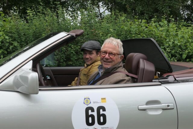 Eberhard Sasse mit seinem Sohn Heiko in seinem Mercedes mit Rallye-Aufkleber.