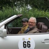 Eberhard Sasse mit seinem Sohn Heiko in seinem Mercedes mit Rallye-Aufkleber.