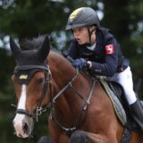 Lutz Gripshöver jun. springt auf seinem Pferd Lovely Boy über ein Hindernis.