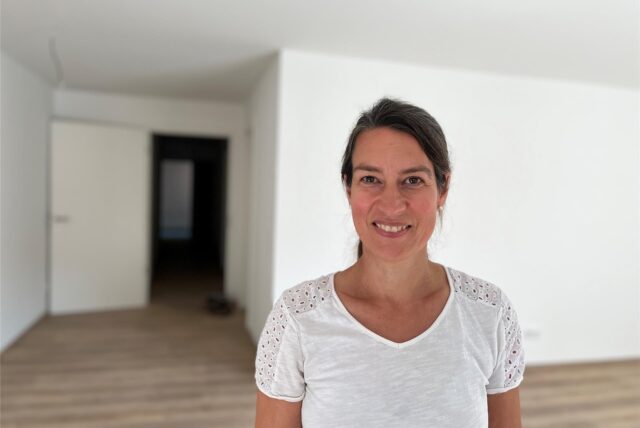 Kerstin Froese vom gleichnamigen Bauträger aus Aplerbeck steht in einer noch leeren Wohnung im neuen Mehrfamilienhaus Am Westheck 7.