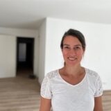 Kerstin Froese vom gleichnamigen Bauträger aus Aplerbeck steht in einer noch leeren Wohnung im neuen Mehrfamilienhaus Am Westheck 7.