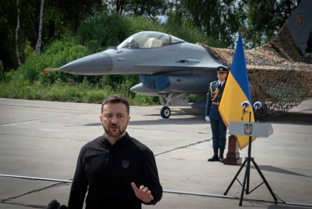 Wolodymyr Selenskyj, Präsident der Ukraine, beantwortet Fragen der Medien vor einem der F-16-Kampfjets der ukrainischen Luftwaffe.