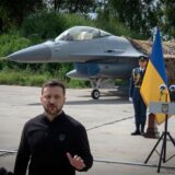 Wolodymyr Selenskyj, Präsident der Ukraine, beantwortet Fragen der Medien vor einem der F-16-Kampfjets der ukrainischen Luftwaffe.
