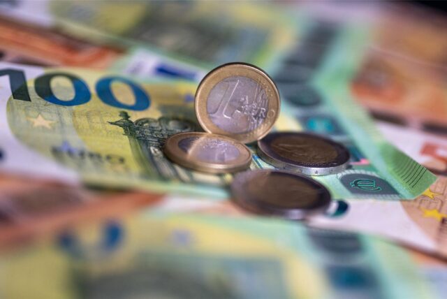 Verschiedene Euro-Banknoten und Geldstücke liegen auf einem Tisch