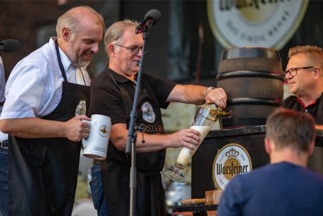 Beim Stadtfest in Unna zapft Bürgermeister Dirk Wigant (l.) gemeinsam mit Heinz Glade vom Wirteverein das erste Bier.