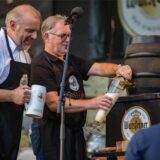Beim Stadtfest in Unna zapft Bürgermeister Dirk Wigant (l.) gemeinsam mit Heinz Glade vom Wirteverein das erste Bier.