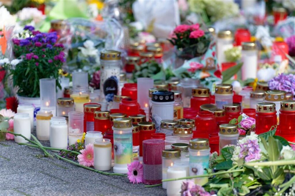 Blumen und Kerzen sind in der Nähe des Tatortes in Solingen abgelegt worden. 