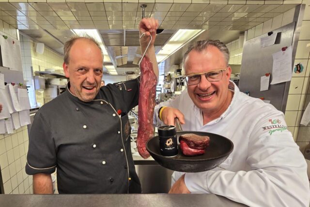 Saucier Stefan Müller zeigt ein schönes zartes Filet vom irischen Angus-Rind und Günther Overkamp hat schon ein Steak davon in die Pfanne gehauen. Ganz wichtig dazu: Die Pfeffer-Melange – eine besondere Mischung verschiedener grobkörniger Pfeffersorten.