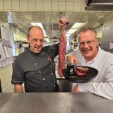 Saucier Stefan Müller zeigt ein schönes zartes Filet vom irischen Angus-Rind und Günther Overkamp hat schon ein Steak davon in die Pfanne gehauen. Ganz wichtig dazu: Die Pfeffer-Melange – eine besondere Mischung verschiedener grobkörniger Pfeffersorten.