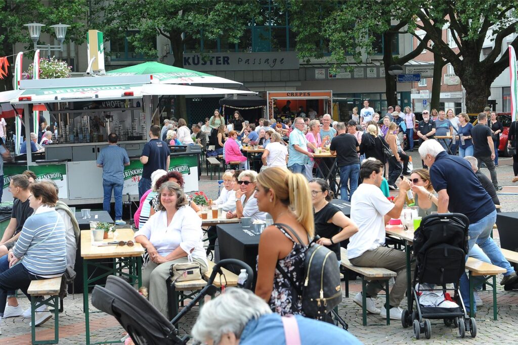 Besucher feiern beim Straßenfest in Dortmund-Hombruch. Besucher feiern beim Straßenfest in Dortmund-Hombruch.